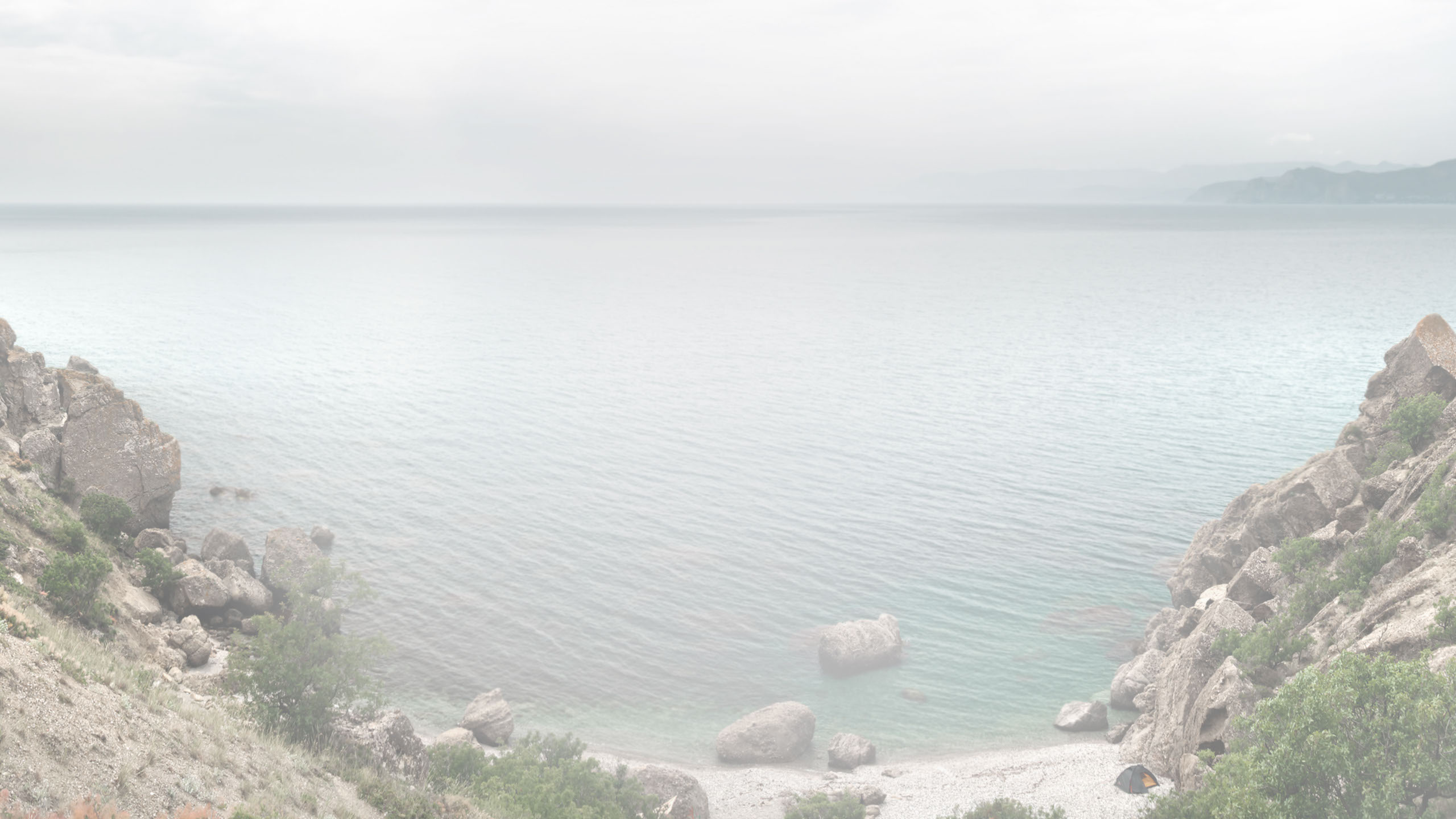 Von Felsen eingerahmtes Meerpanorama
