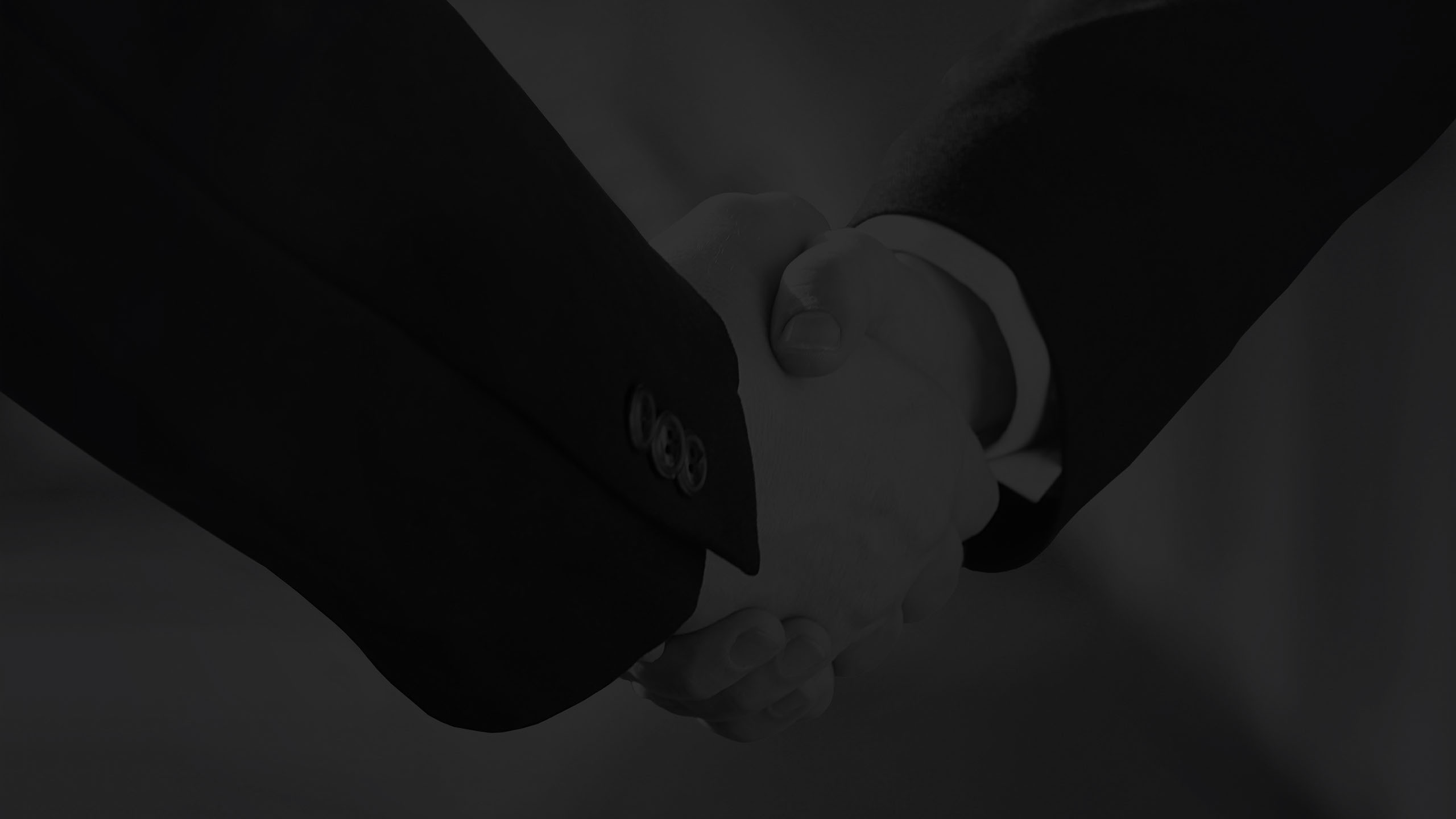 Freistehender Baum auf Wiese mit leicht bewölkt-blauem Himmel