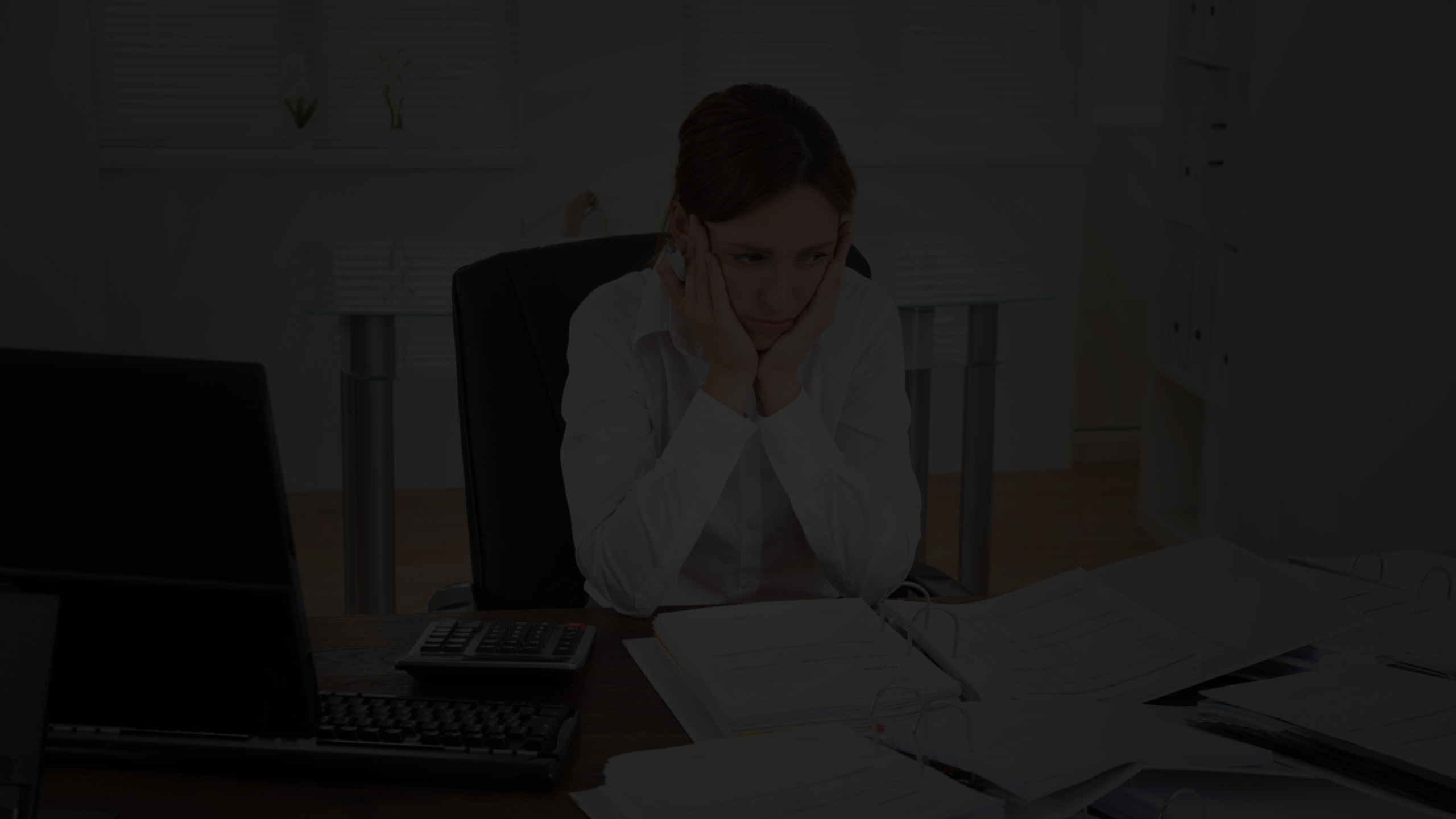 überforderte Gerichtsvollzieherin beim Sortieren ihrer Gedanken am Schreibtisch