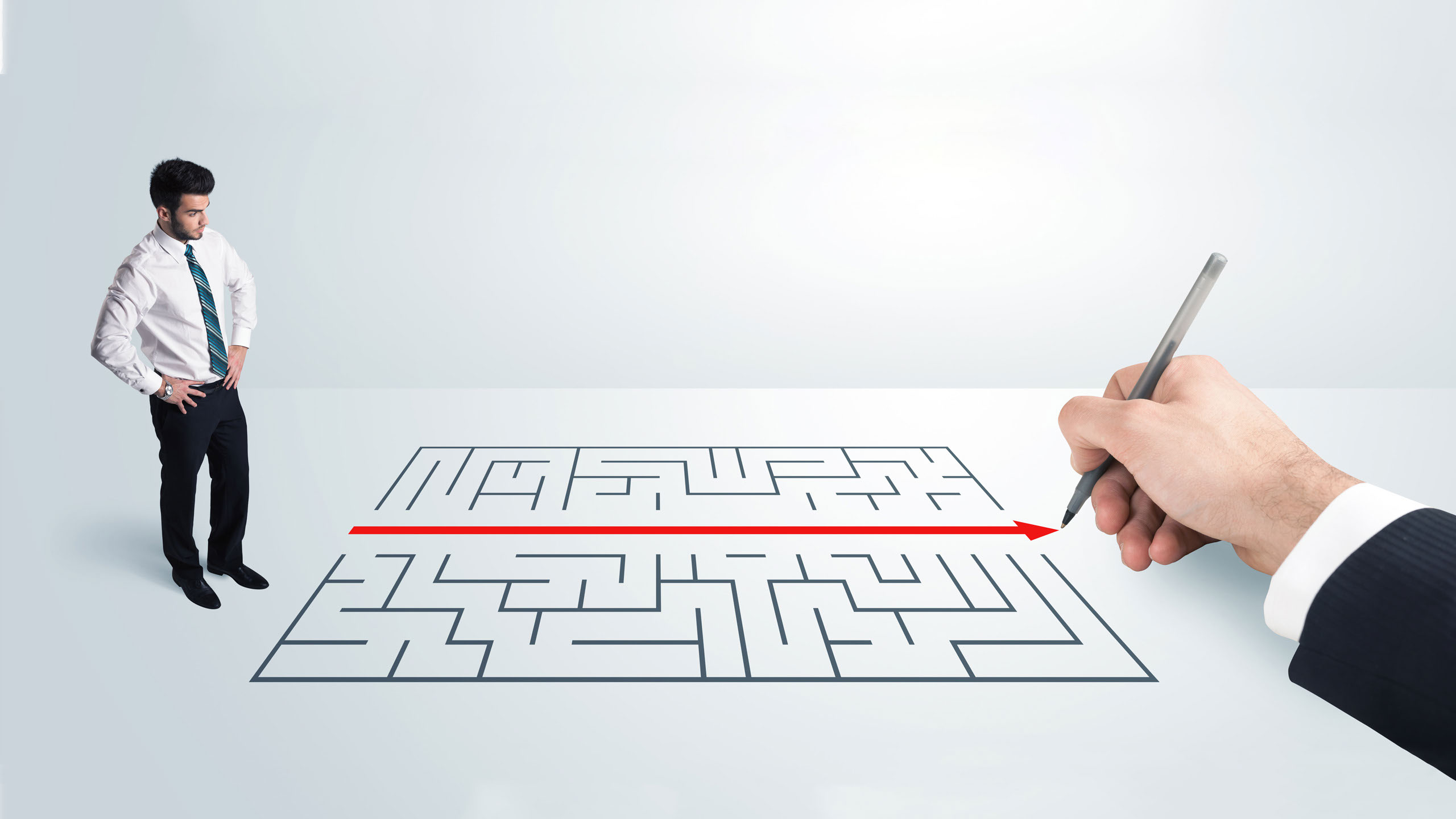 grauer Irrgarten vor weißem Hintergrund, durch den sich ein roter Pfeil den dirkekten Weg zieht