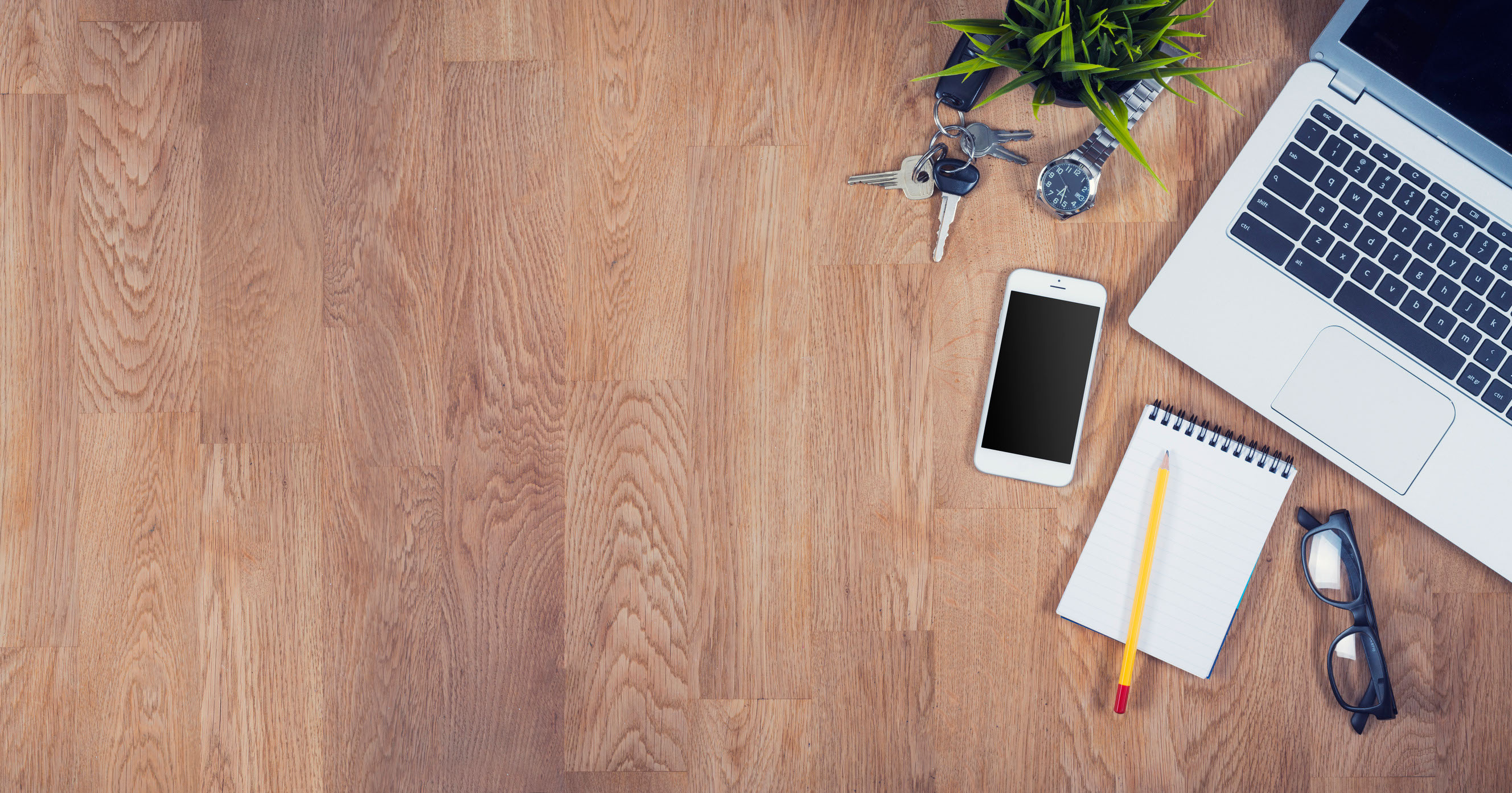 Schreibtisch mit Smartphone & Computer